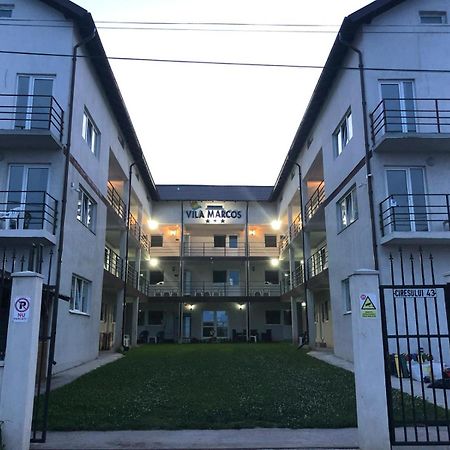 Marcos Hotel Костинещи Екстериор снимка