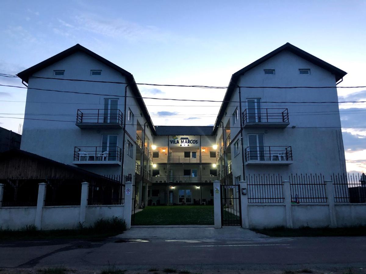 Marcos Hotel Костинещи Екстериор снимка