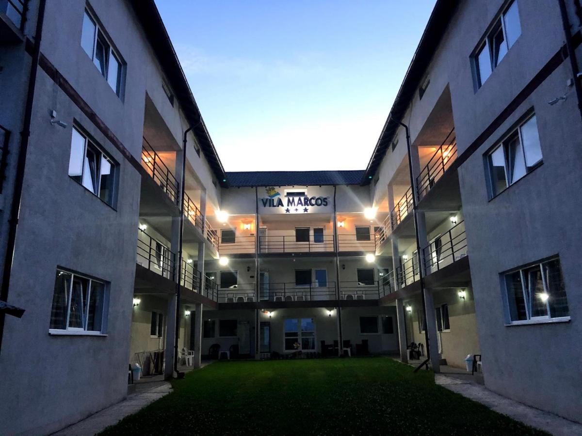 Marcos Hotel Костинещи Екстериор снимка
