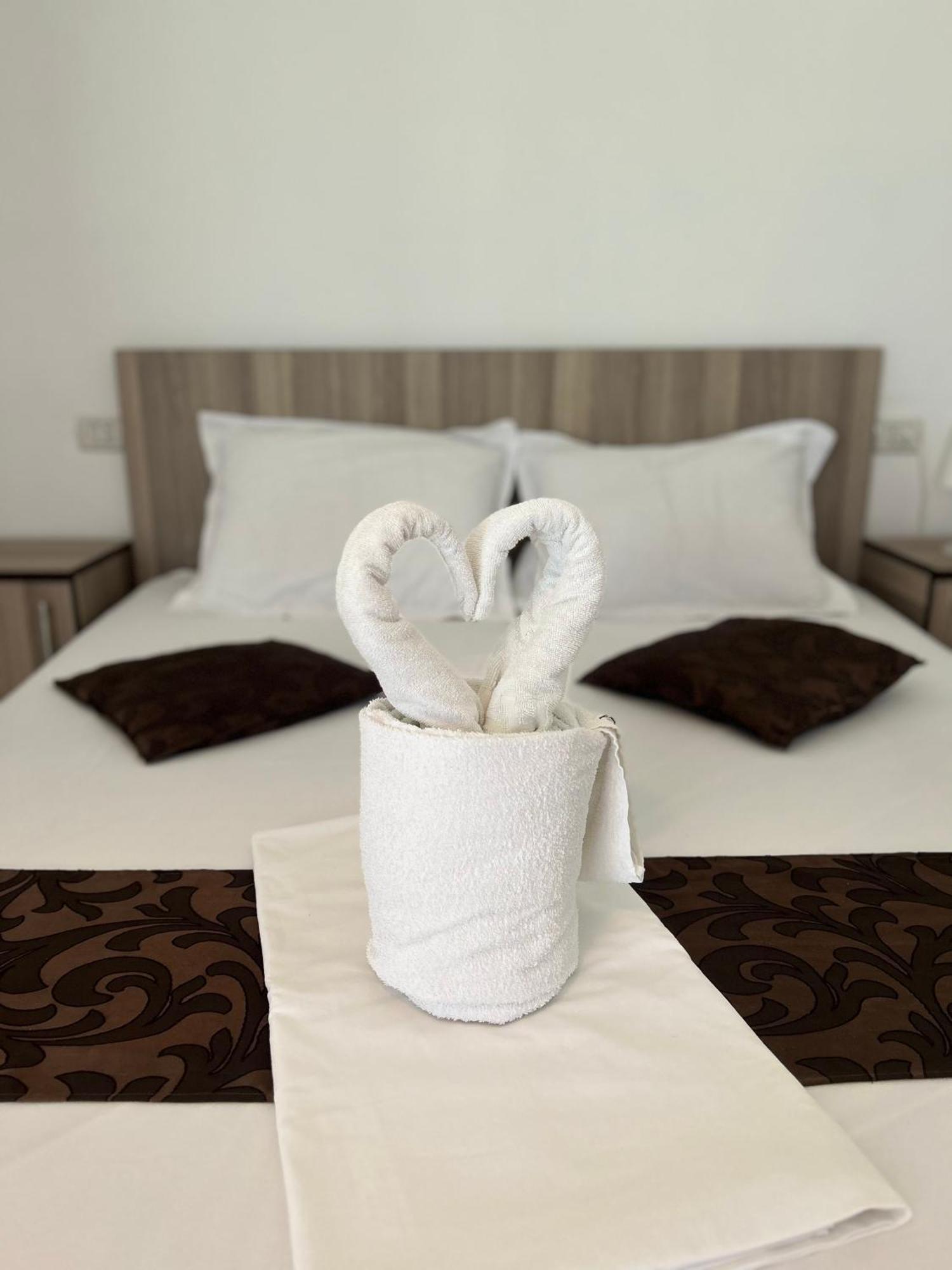 Marcos Hotel Костинещи Екстериор снимка