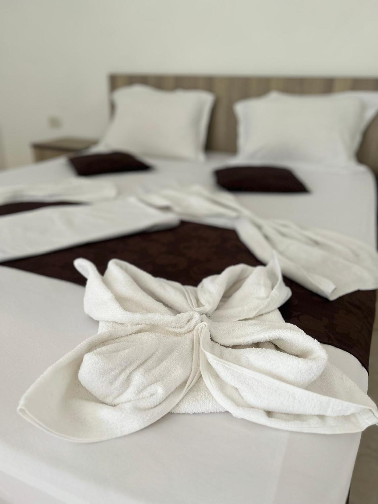 Marcos Hotel Костинещи Екстериор снимка