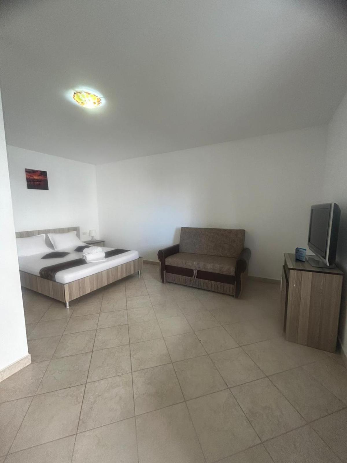 Marcos Hotel Костинещи Екстериор снимка