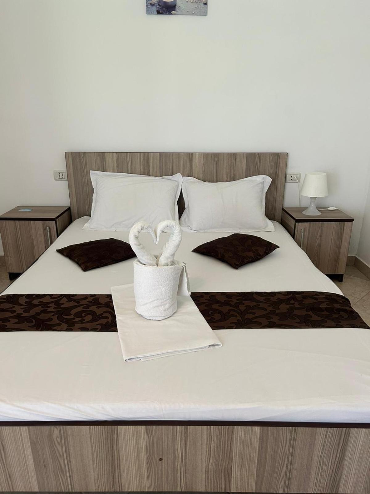 Marcos Hotel Костинещи Екстериор снимка