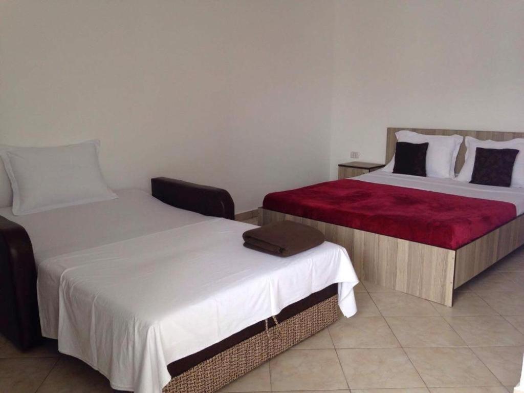 Marcos Hotel Костинещи Екстериор снимка