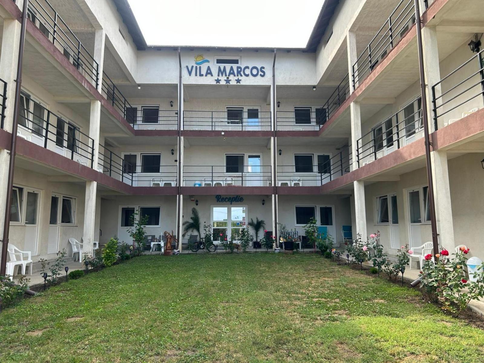 Marcos Hotel Костинещи Екстериор снимка