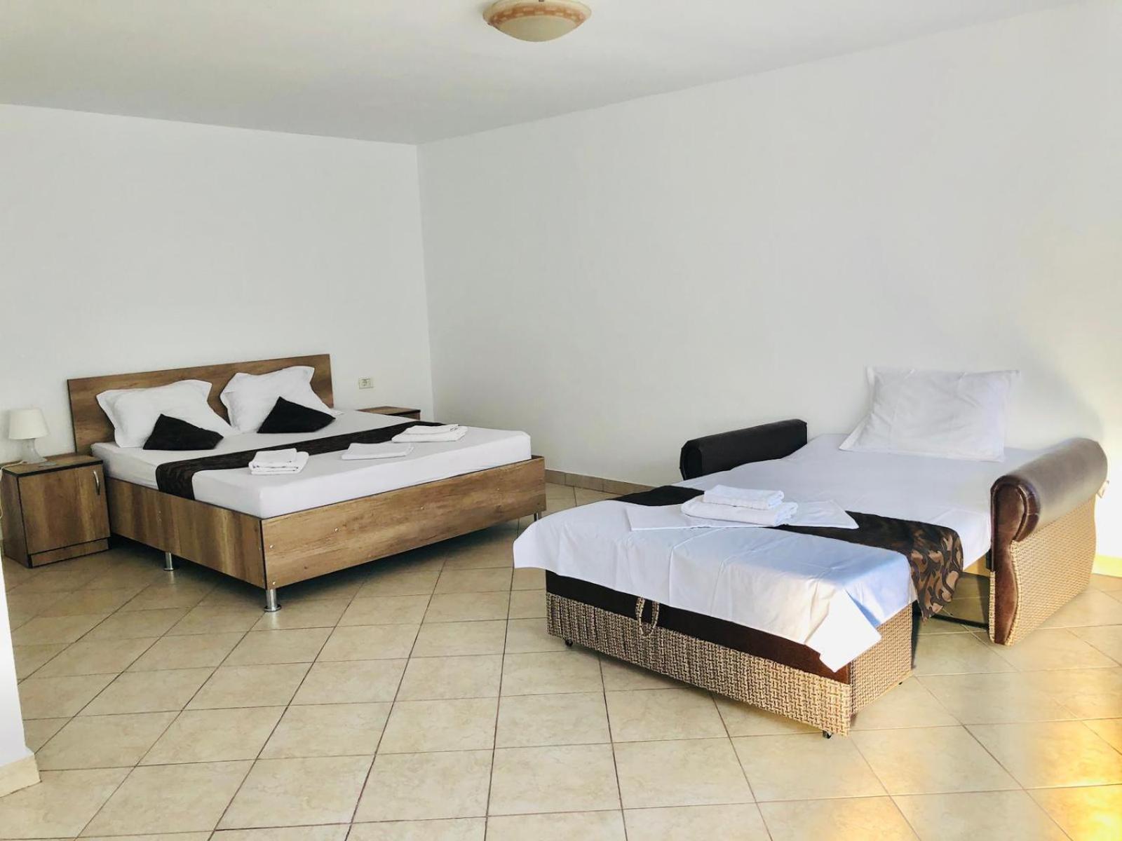 Marcos Hotel Костинещи Екстериор снимка
