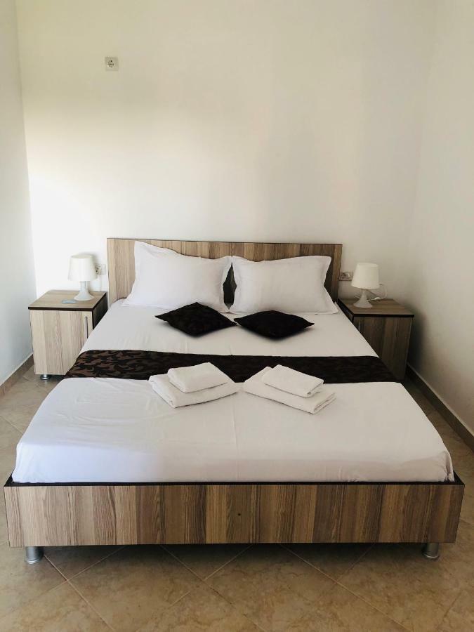 Marcos Hotel Костинещи Екстериор снимка