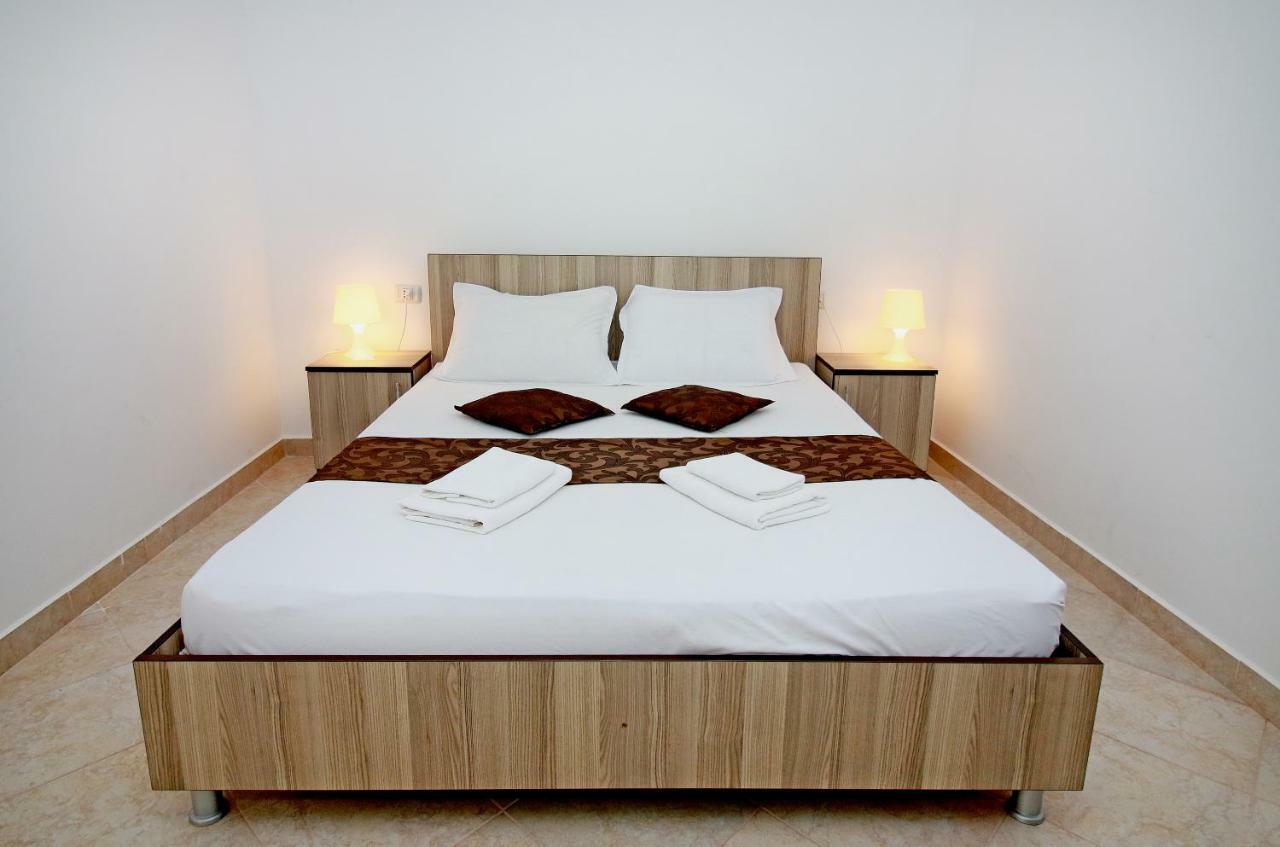 Marcos Hotel Костинещи Екстериор снимка