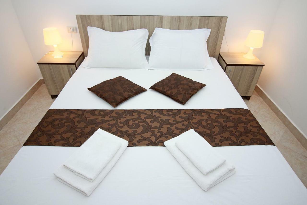 Marcos Hotel Костинещи Екстериор снимка