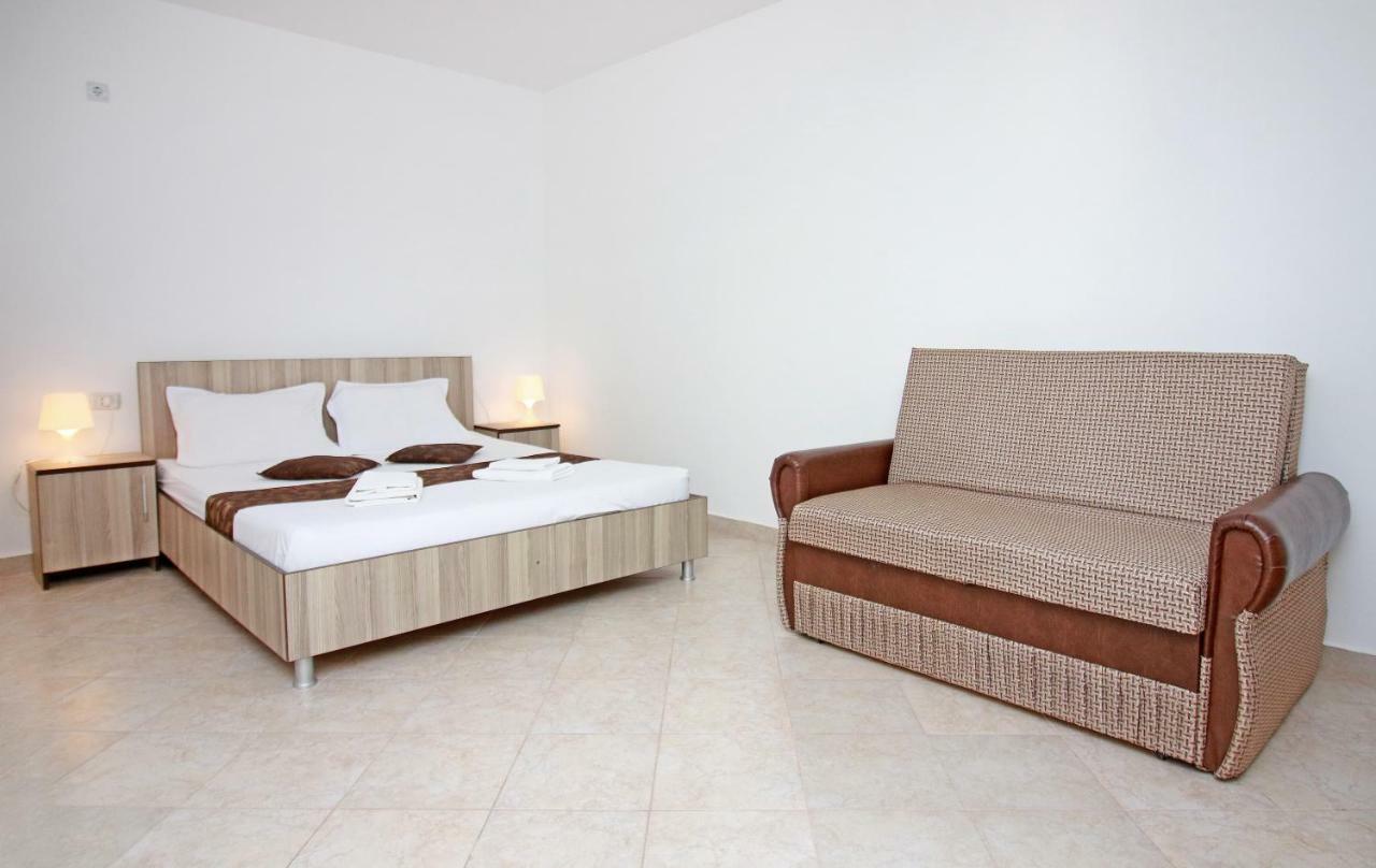 Marcos Hotel Костинещи Екстериор снимка